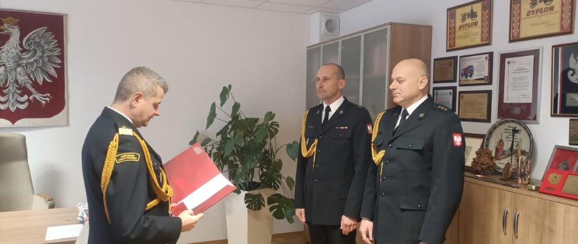 Dolnośląski Komendant Wojewódzki PSP we Wrocławiu wręcza akt mianowania.