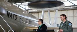 Premier Morawiecki i ppłk Wiesław Kujawiak w Bazie Sił Wczesnego Ostrzegania NATO w Geilenkirchen