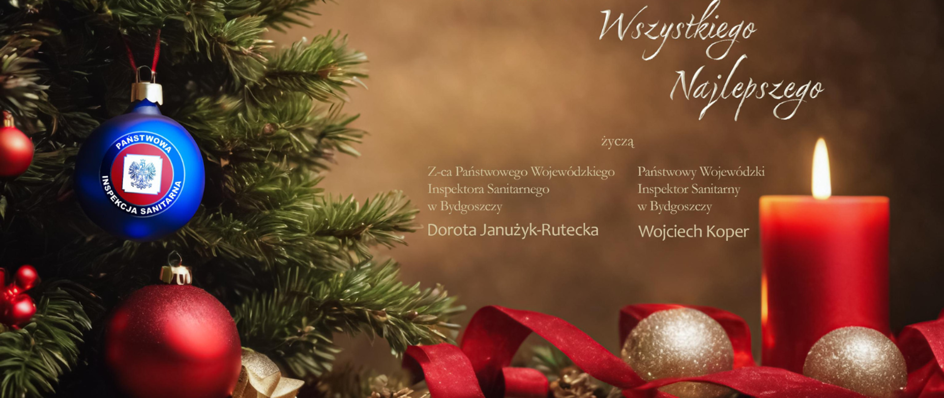 Świąteczna kartka z choinką ozdobioną bombkami, w tym niebieską bombką z logo Państwowej Inspekcji Sanitarnej, obok zapalona czerwona świeca i czerwone wstążki; po prawej stronie życzenia oraz podpisy przedstawicieli Państwowej Inspekcji Sanitarnej w Bydgoszczy.