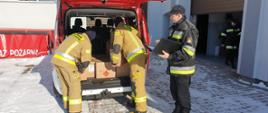Pakowanie środka przez strażaków