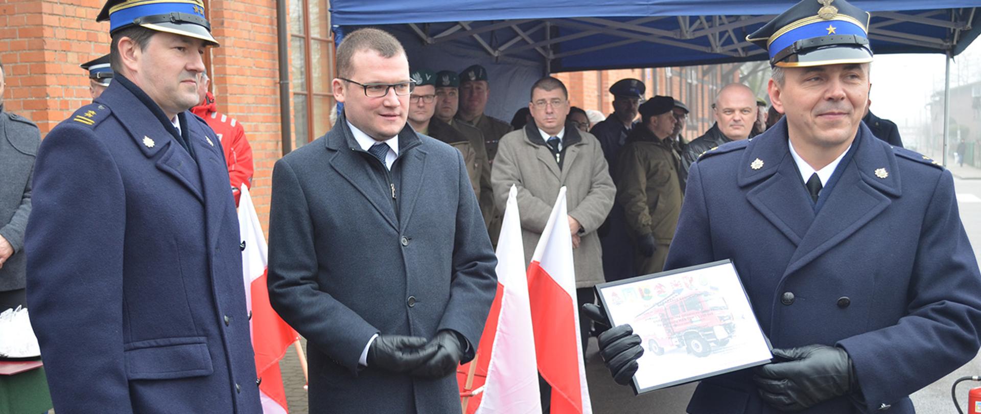 Uroczystość wprowadzenia do służby nowego wozu strażackiego