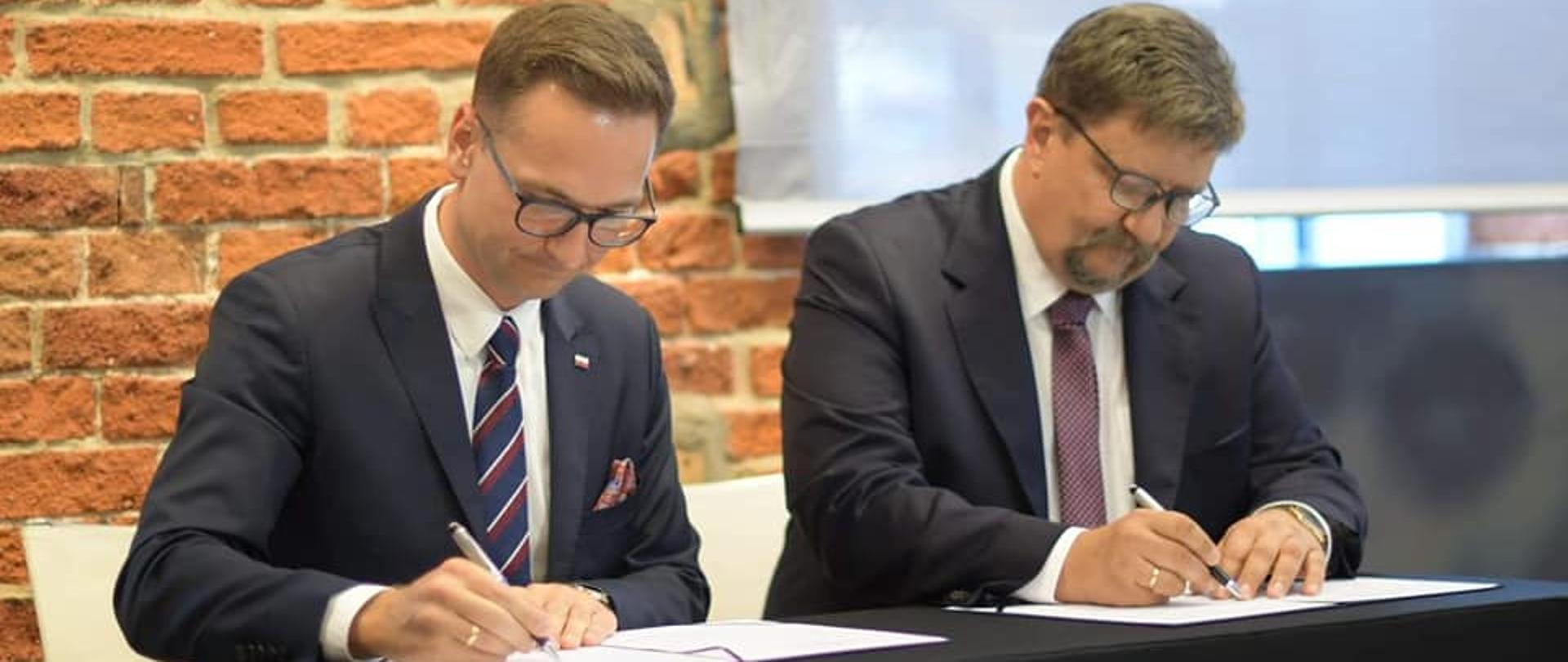 Od lewej wiceminister Waldemar Buda i marszałek województwa łódzkiego Grzegorz Schreiber podpisujący listy intencyjny.