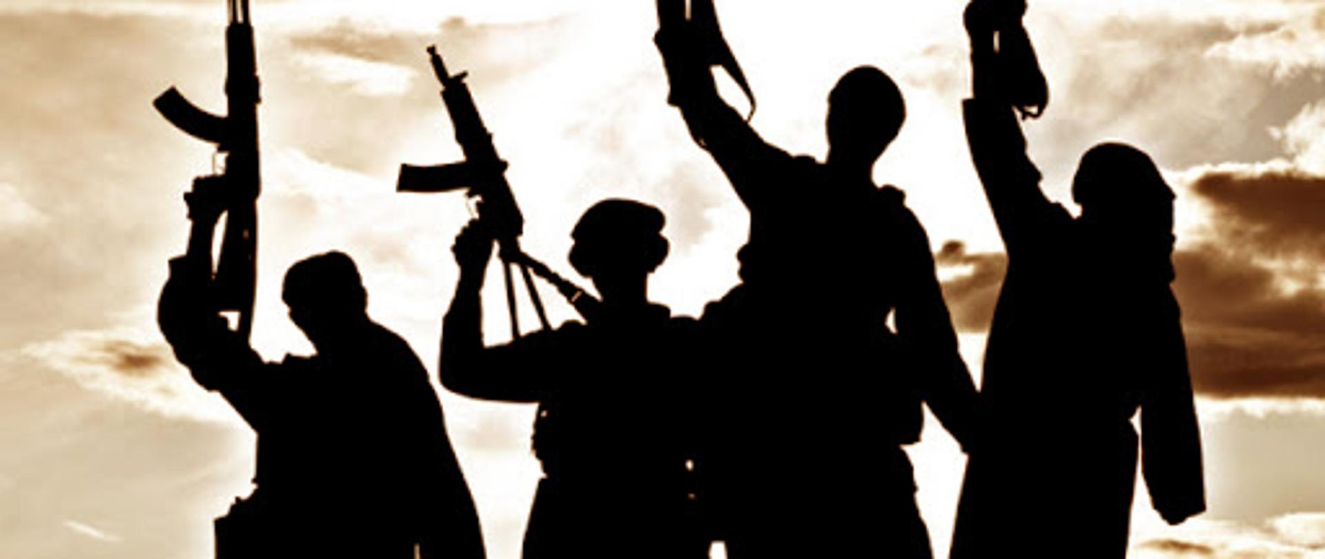 Cztery postacie z karabinami w dłoni