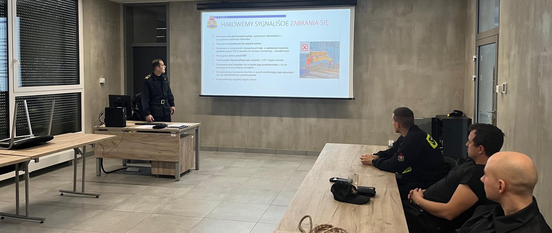Szkolenie hakowego-sygnalisty - zajęcia teoretyczne BHP w sali szkoleniowej JRG 1