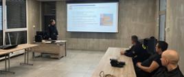 Szkolenie hakowego-sygnalisty - zajęcia teoretyczne BHP w sali szkoleniowej JRG 1