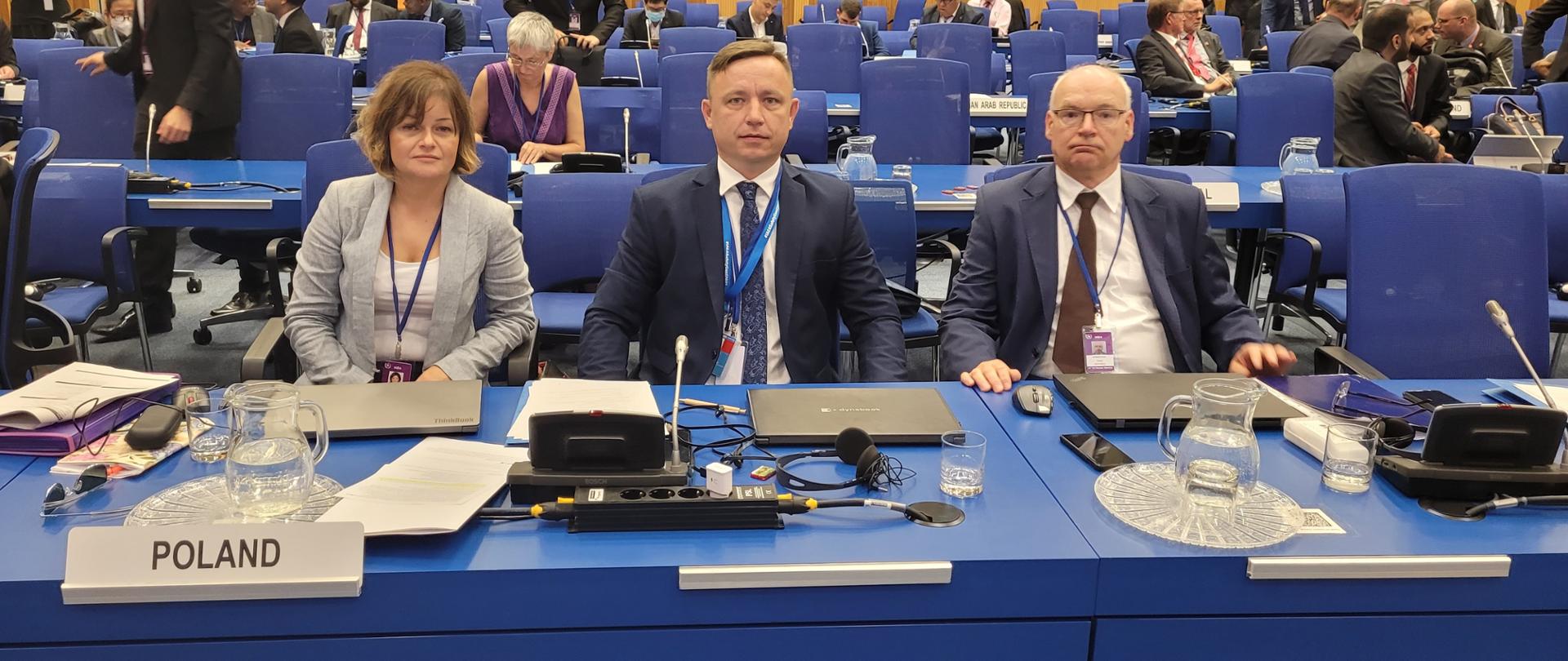 Członkowie polskiej delegacji siedzą na sali obrad podczas siódmego spotkania Umawiających się Stron Wspólnej Konwencji Bezpieczeństwa w Postępowaniu z Wypalonym Paliwem Jądrowym i Bezpieczeństwa w Postępowaniu z Odpadami Promieniotwórczymi. 