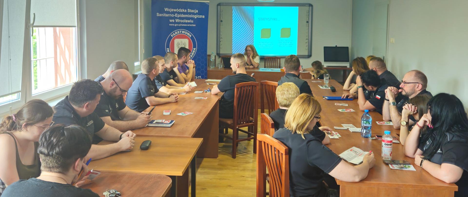 Funkcjonariusze więzienni w czasie szkolenia na sali wykładowej