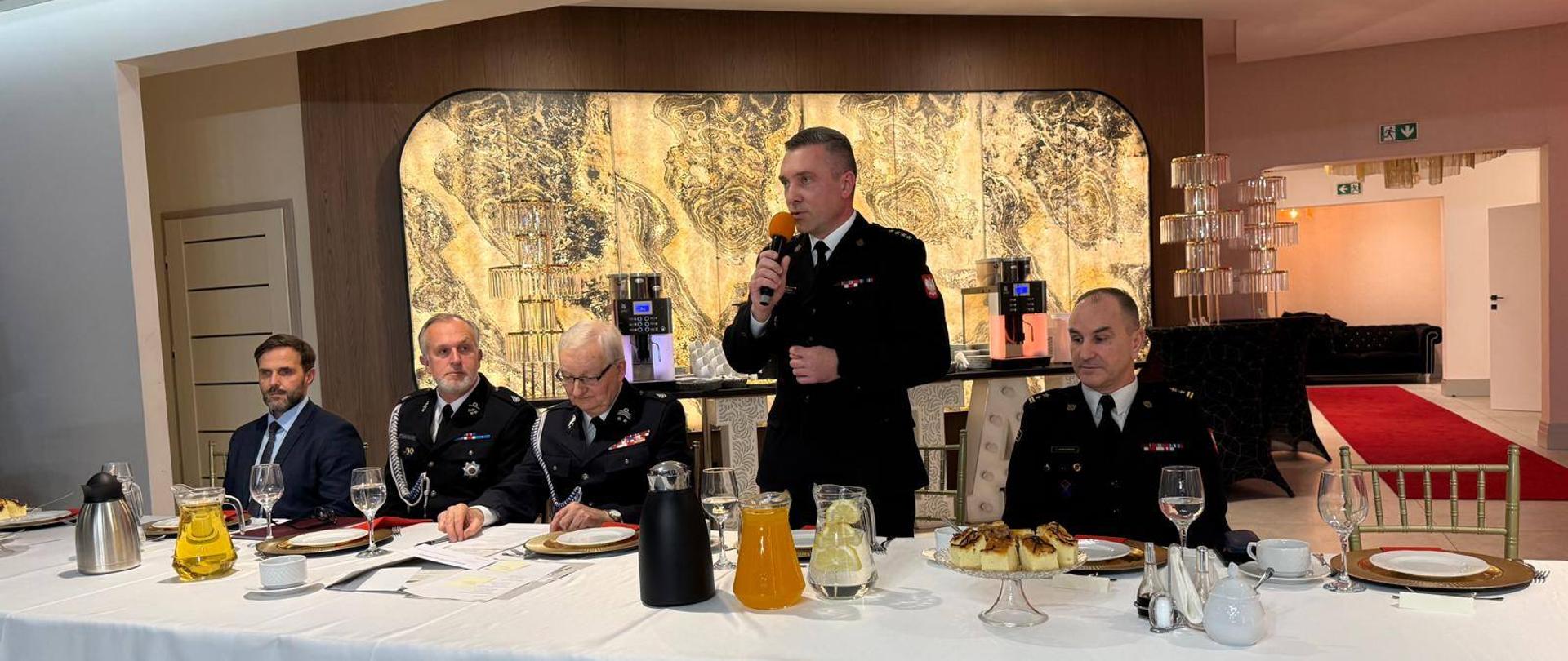 Na zdjęciu widać Zastępcę Komendanta oraz członków OSP Konin Starówka.