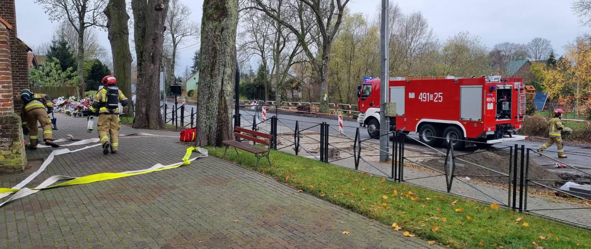 Strażacy w trakcie ćwiczeń na obiekcie