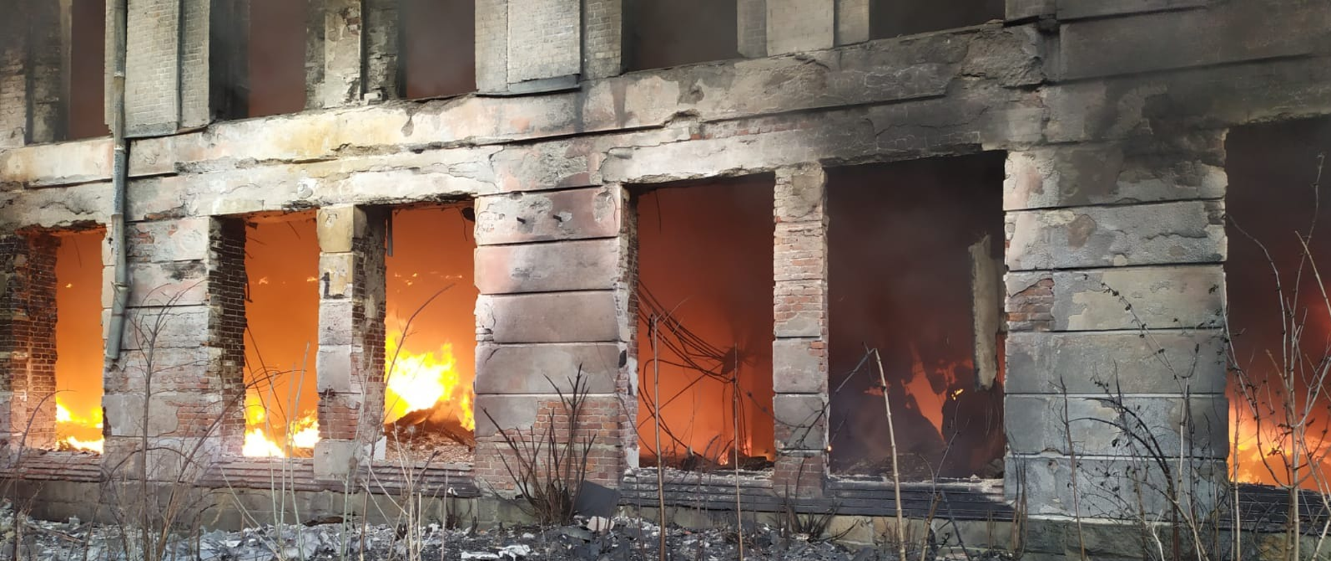 Widok na zgliszcza spalonej fabryki.