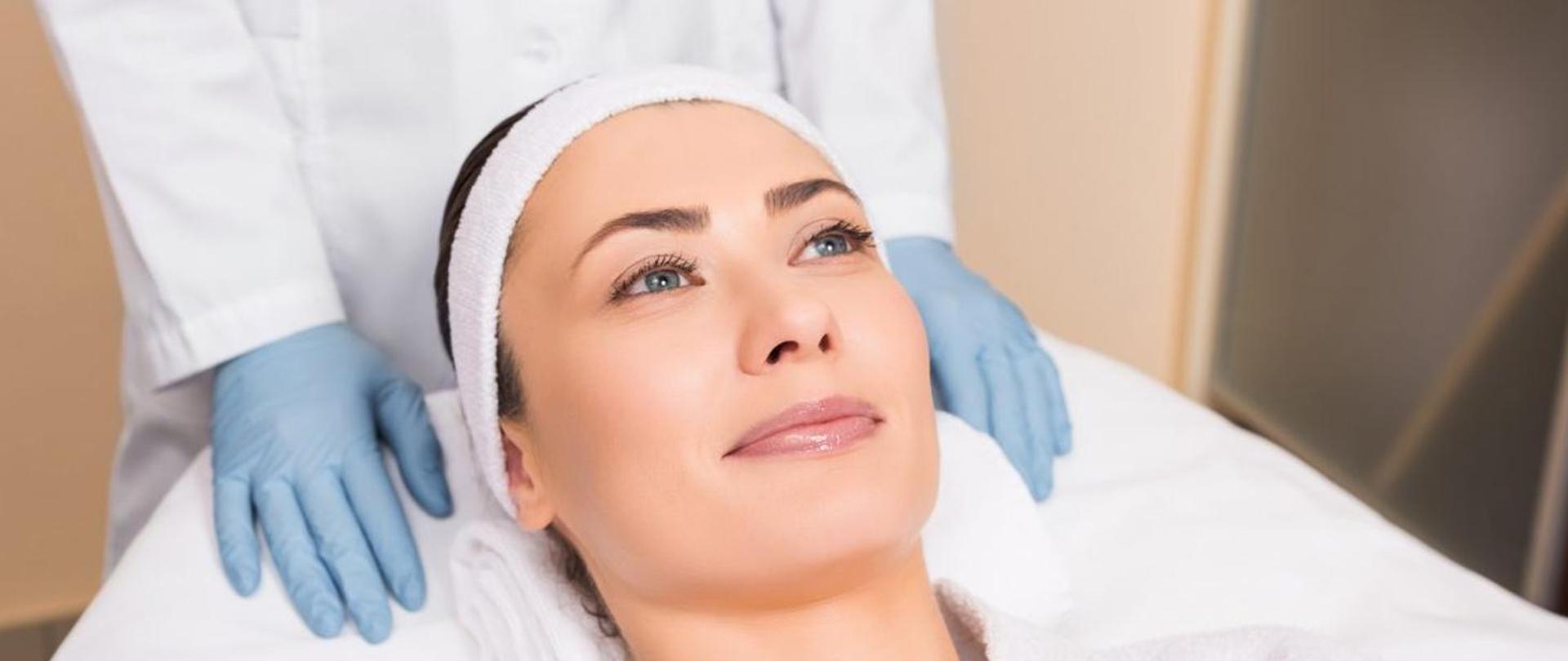 kobieta czekająca na zabieg w gabinecie kosmetycznym