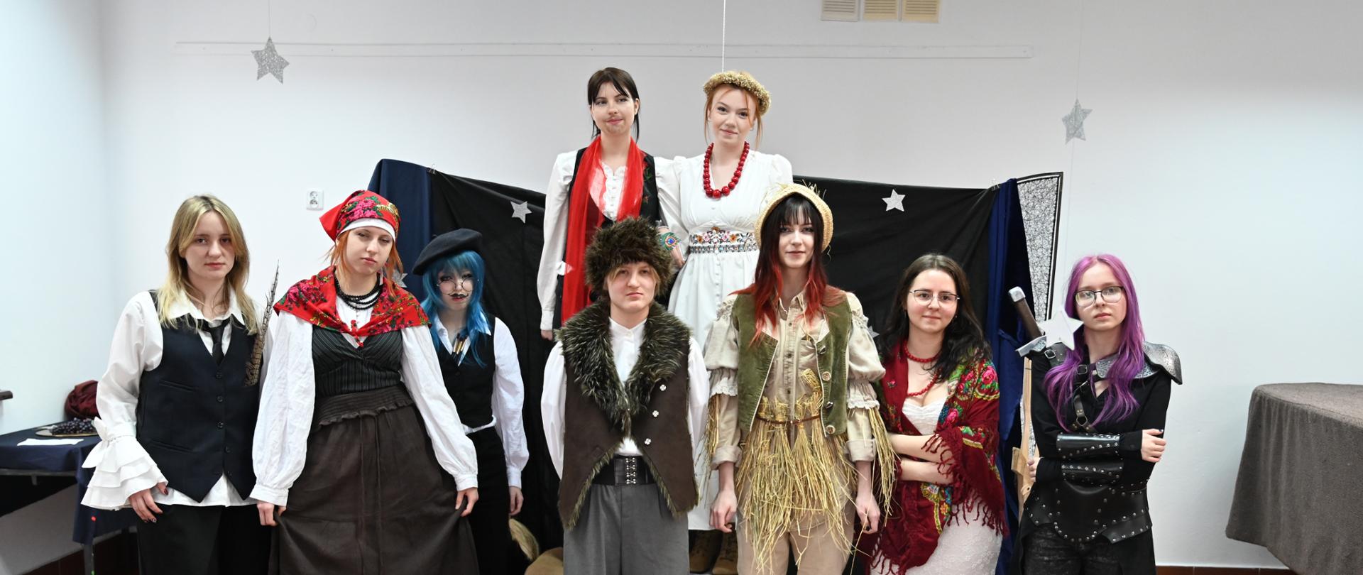 zdjęcie grupowe, młodzież w strojach ludowych 