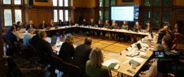 Na zdjęciu sala konferencyjna i uczestnicy spotkania siedzący przy stole (około 30 osób)
