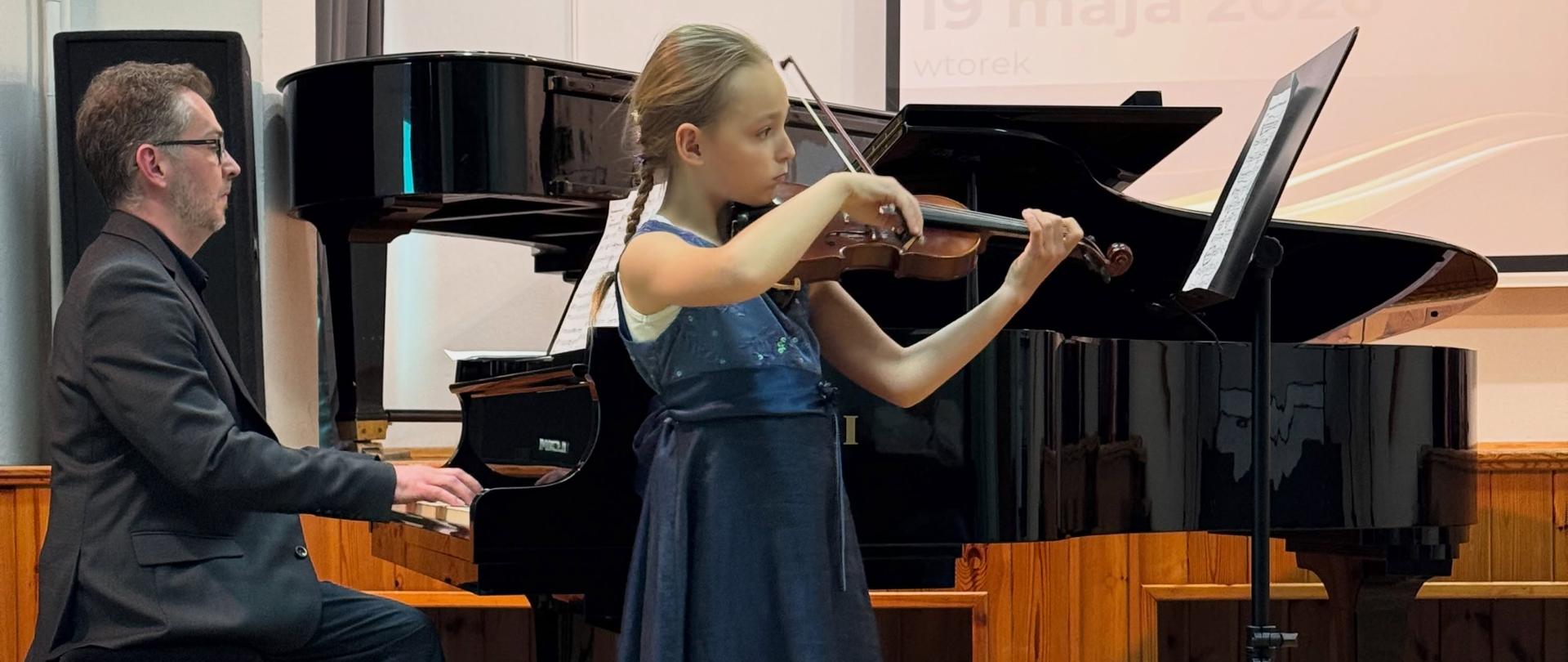 Zdjęcie przedstawiające uczestników koncertu pod tytułem "Miniatura instrumentalna", który odbył się 19 maja 2026 roku w auli szkoły