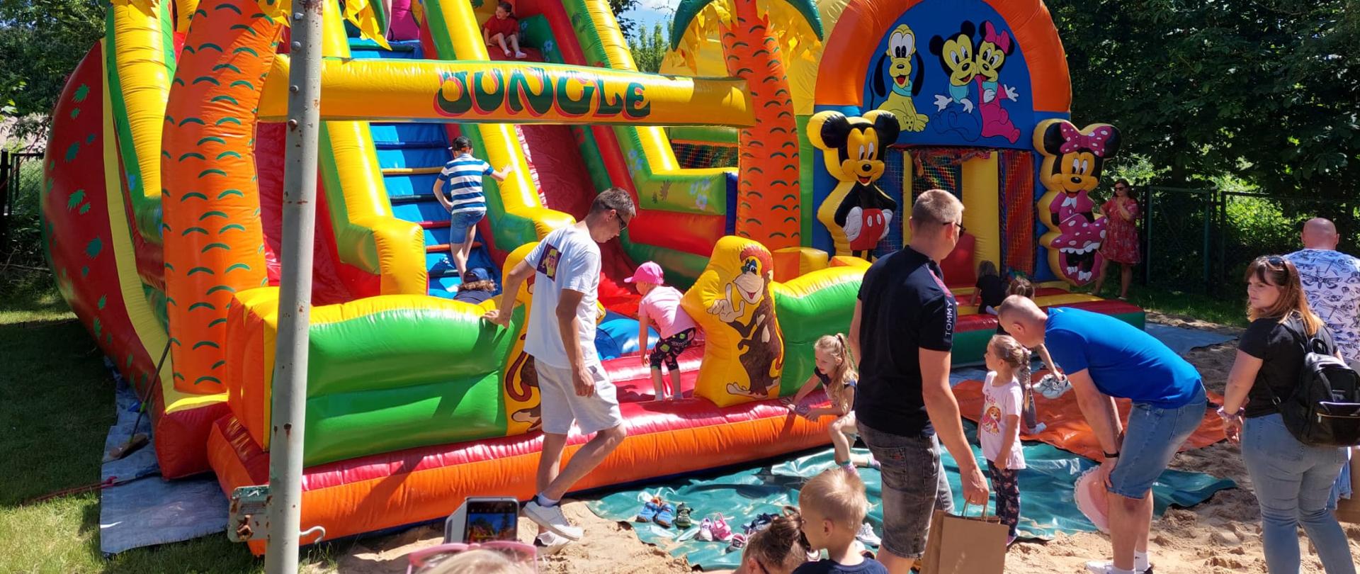 Strażacki piknik rodzinny w Nowym Mieście Lubawskim zabawa na dmuchańcach