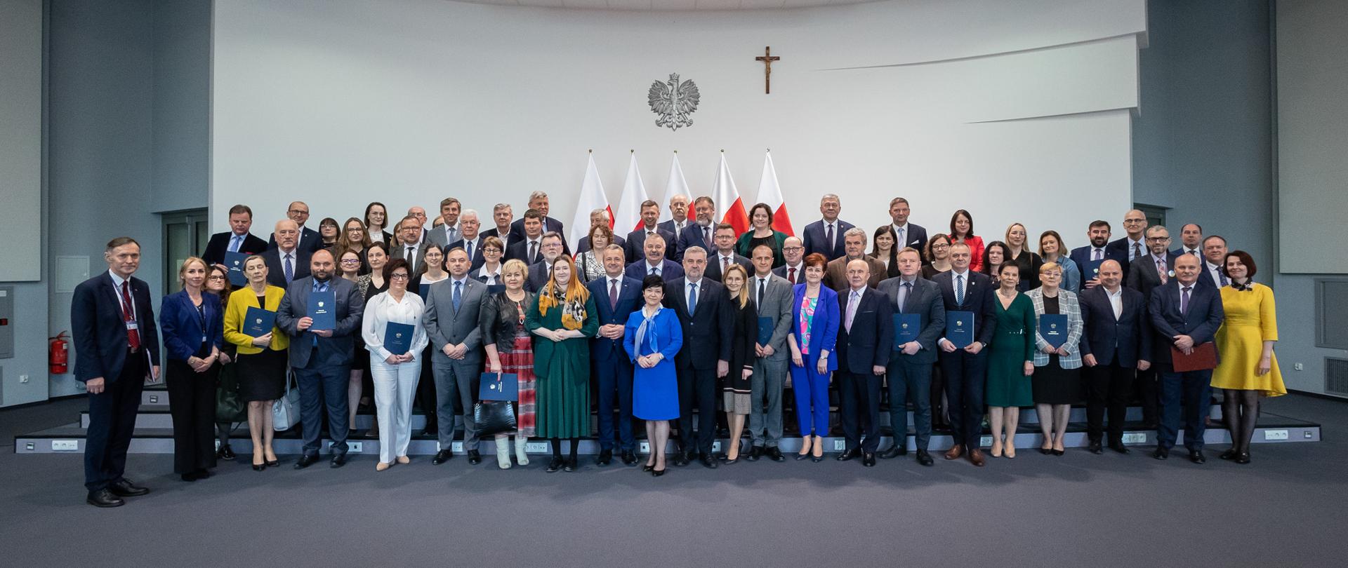 Wiele osób wspólnie pozujących do zdjęcia