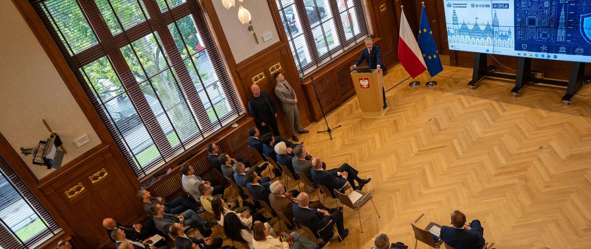 widok na salę i przemawiającego wicepremiera, ministra cyfryzacji