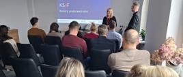 W sali siedzi grupa osób i słucha wykładu o nowym systemie fakturowania