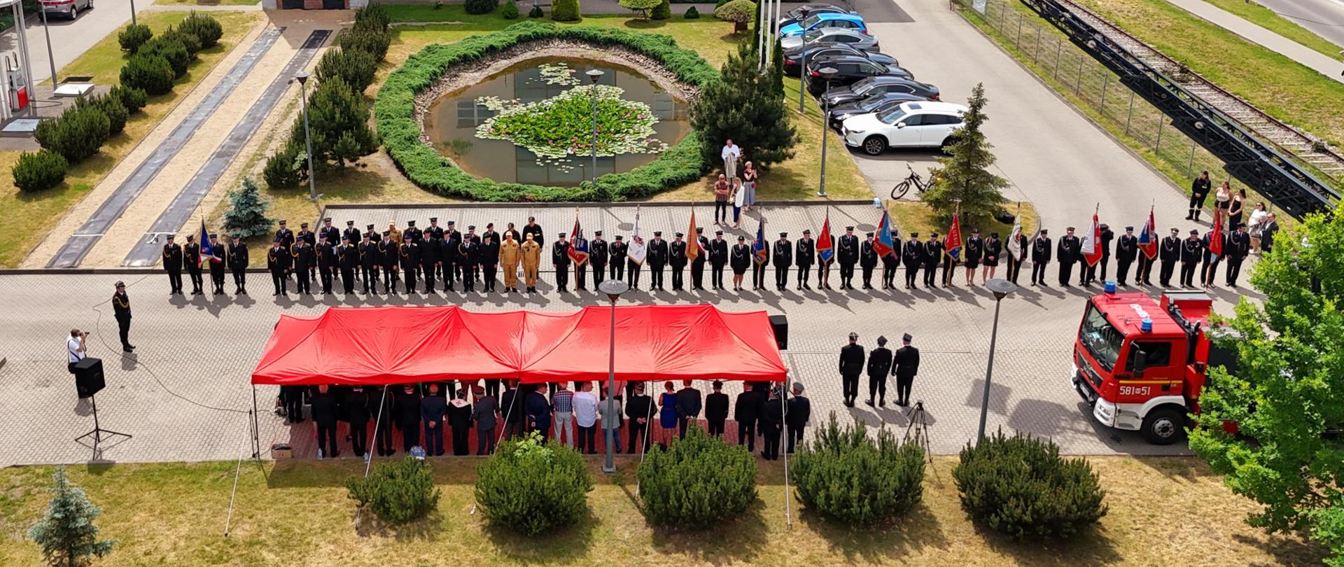 Powiatowe Obchody Dnia Strażaka w Pruszkowie. Zdjęcie z drona placu, na którym odbywał się uroczysty apel. 