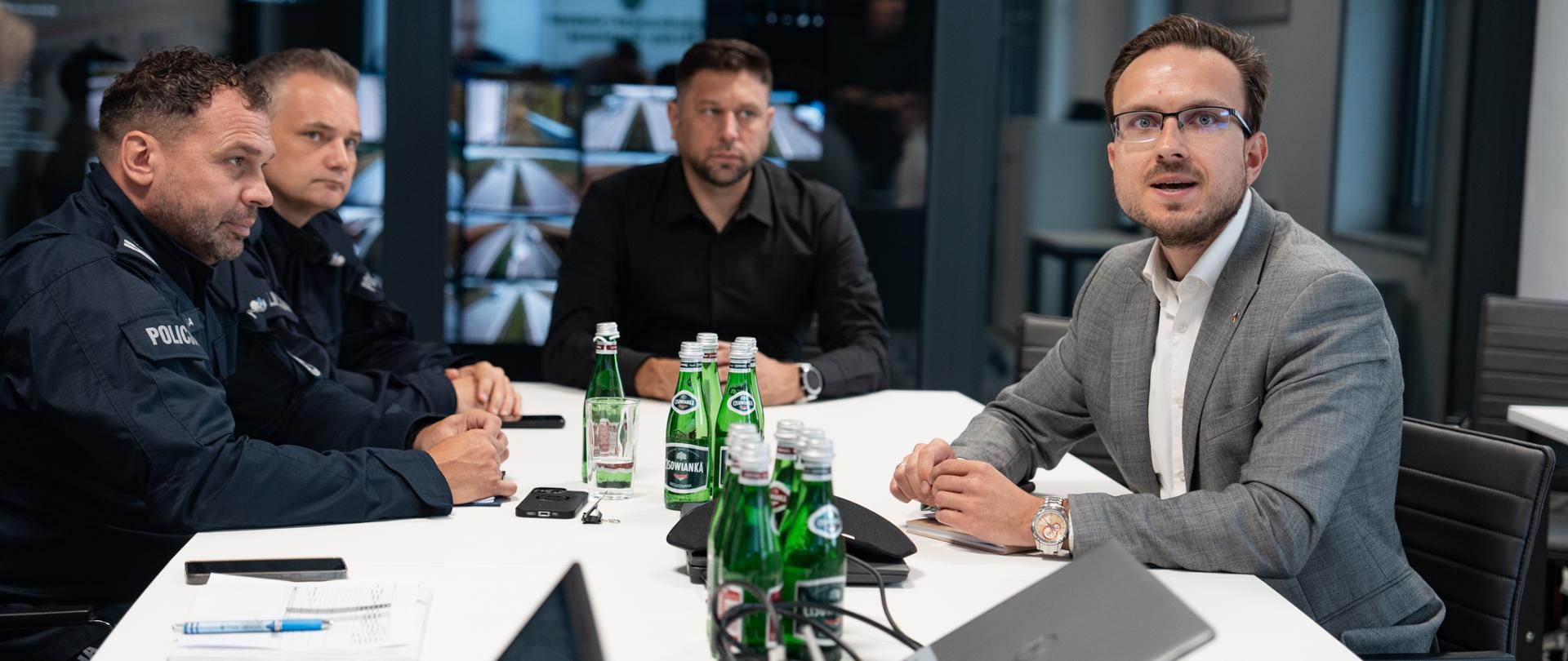 Trzeci tydzień tymczasowych kontroli granicznych na Dolnym Śląsku – spotkanie służb z wojewodą