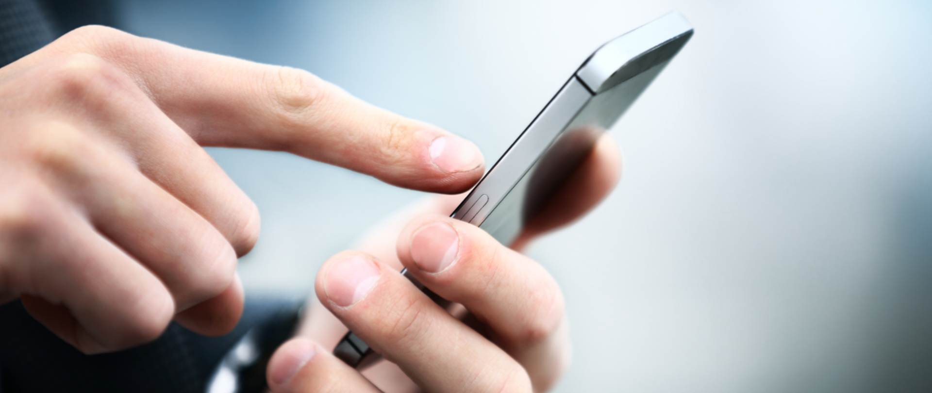 telefon komórkowy w dłoni