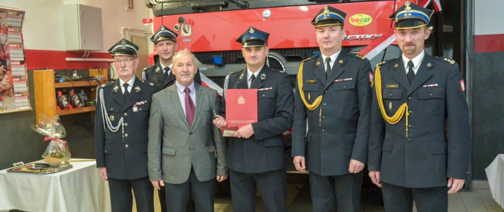 Komendant Powiatowy PSP w Ciechanowie, Zastępca Komendanta PSP w Ciechanowie wraz z innymi gośćmi na tle pozyskanego samochodu ratowniczo-gaśniczego dla jednostki OSP KSRG Glinojeck