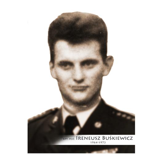 major pożarnictwa Ireneusz Buśkiewicz w mundurze wyjściowym bez nakrycia głowy. Zdjęcie w odcieniach szarości. Źródło: Archiwum KM PSP Konin