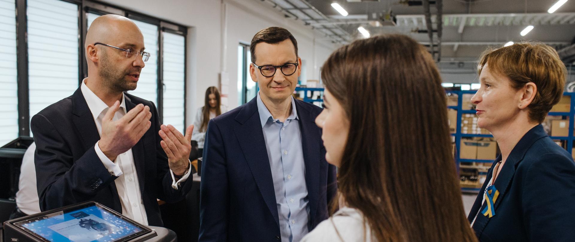 Premier Mateusz Morawiecki zwiedza siedzibę firmy