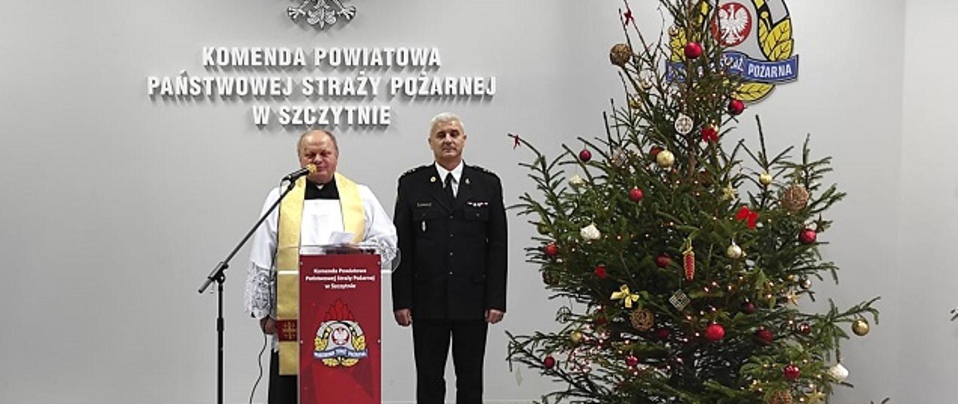 Zdjęcie przedstawia Komendanta Powiatowego PSP w Szczytnie wraz z kapelanem powiatowym strażaków 