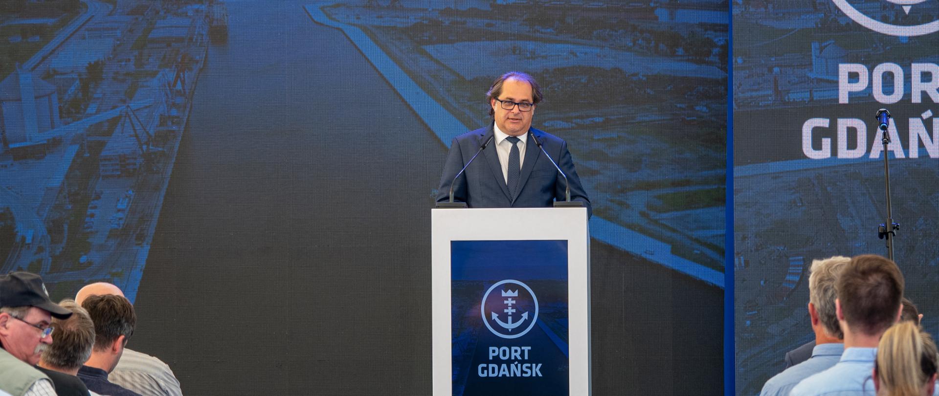 Wiceminister infrastruktury Marek Gróbarczyk podczas konferencji zorganizowanej w związku z zakończeniem się prac związanych z modernizacją toru wodnego, rozbudową nabrzeży oraz poprawą warunków żeglugi w Porcie Wewnętrznym w gdańskim porcie.