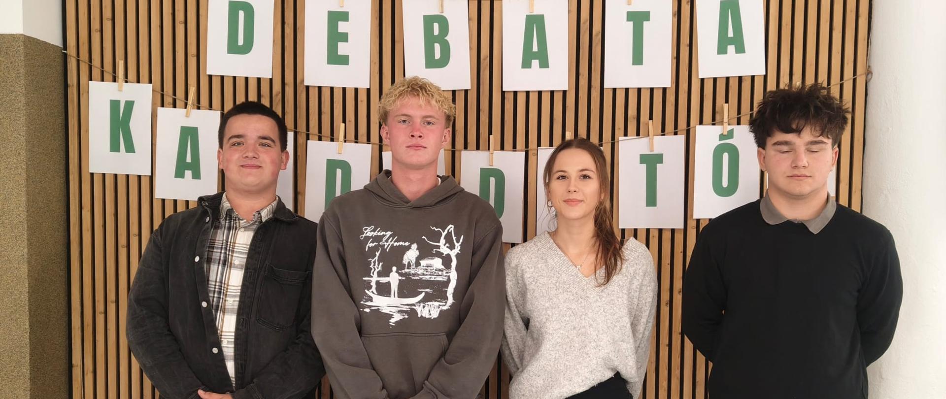 Zdjęcie z debaty przedstawiające kandydatów