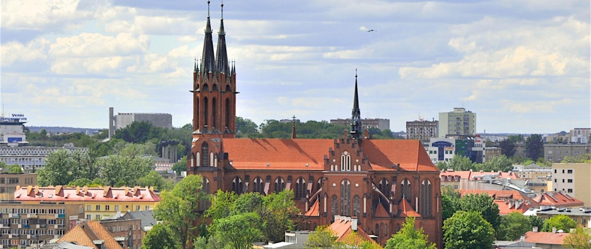 Wielki kościół na tle panoramy miasta w pogodny dzień
