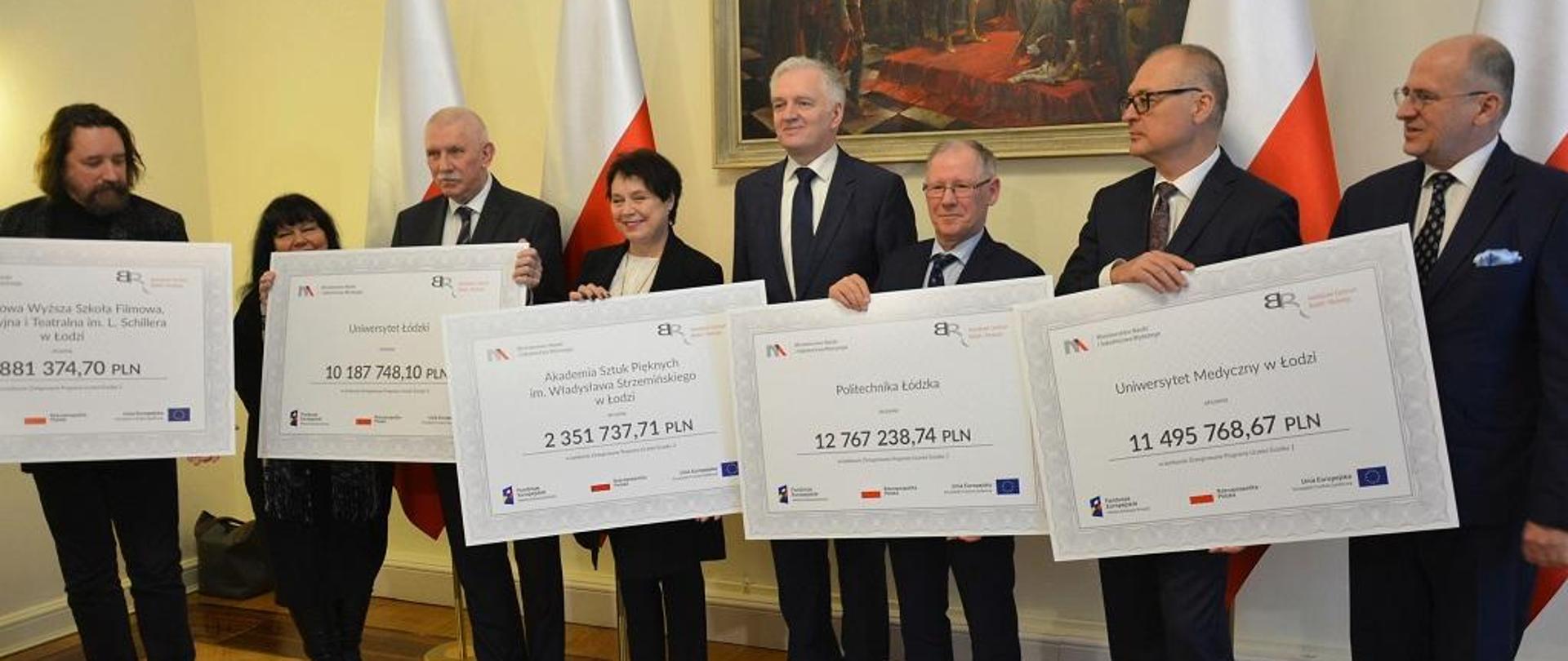 Minister Gowin stoi w otoczeniu przedstawicieli łódzkich uczelni