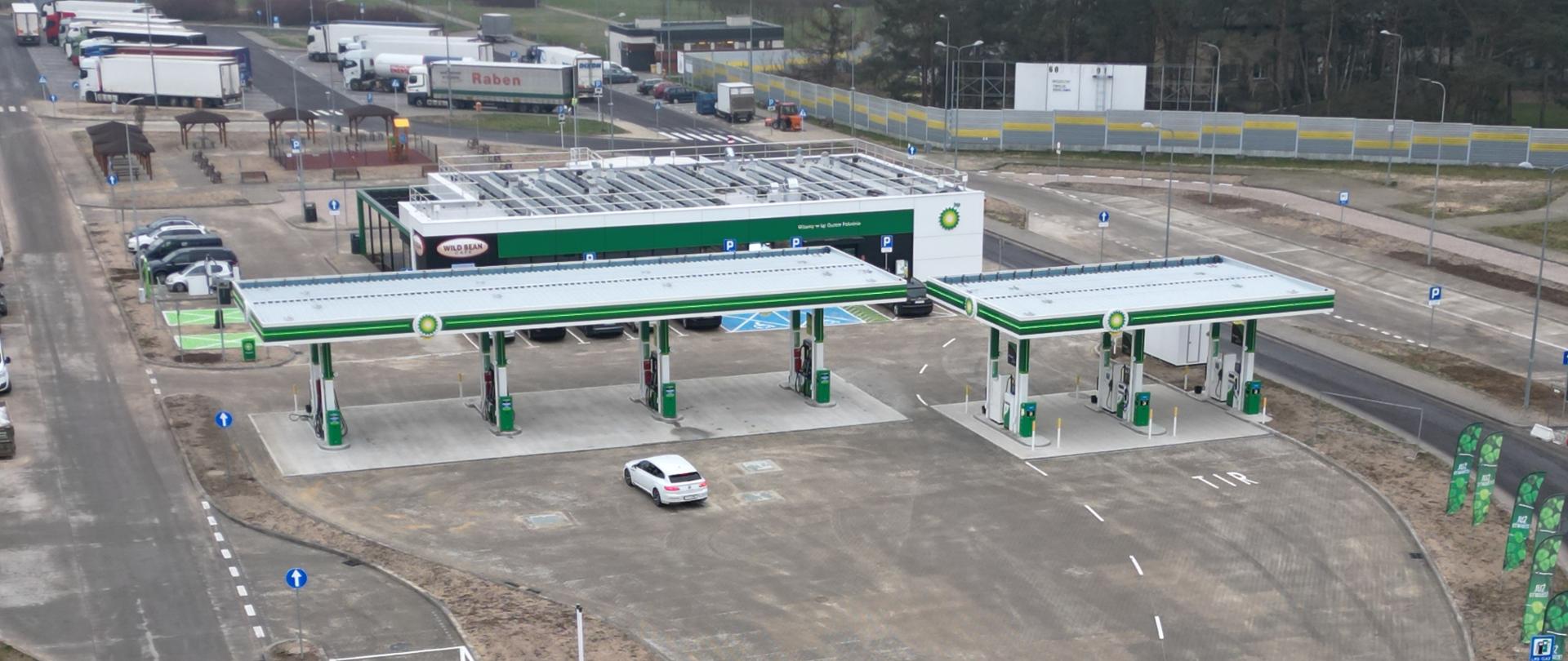 Zdjęcie z powietrza przedstawiające MOP Guzew. Widoczna stacja benzynowa oraz parking dla pojazdów ciężarowych oraz plac zabaw.