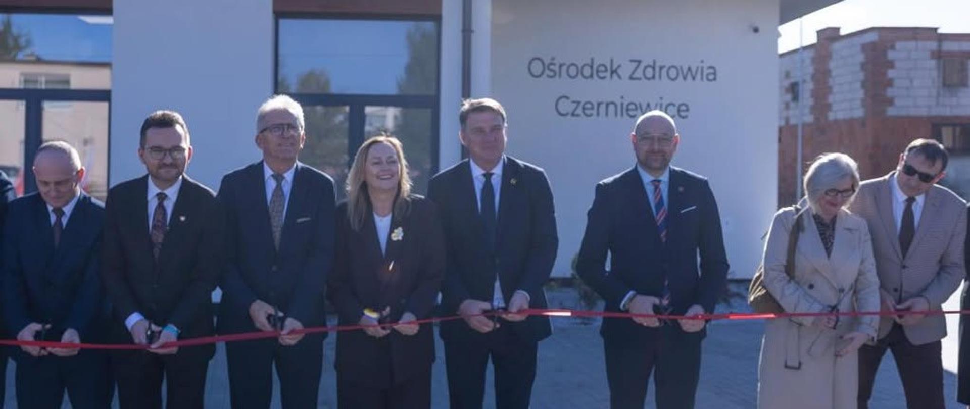Uroczyste przecięcie wstęgi przy Ośrodku Zdrowia w Czerniewicach 
