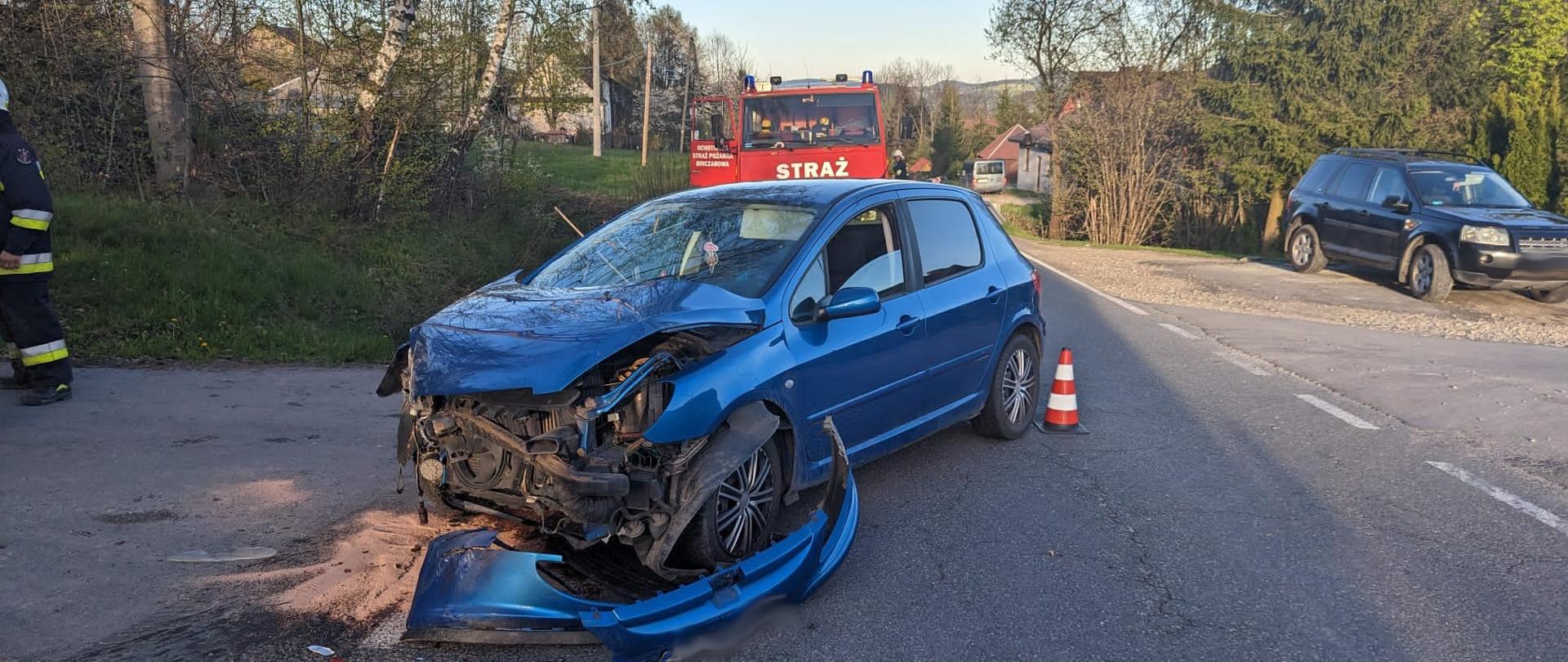 Dwa samochody rozbite. Jeden na drodze a drugi na poboczu.