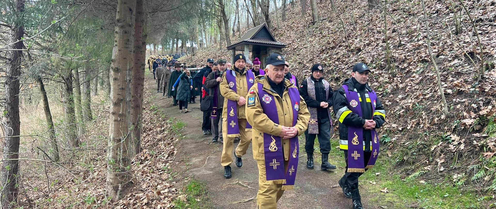 Zdjęcie przedstawia funkcjonariuszy służb mundurowych podczas Drogi Krzyżowej w Zwierzyniu.