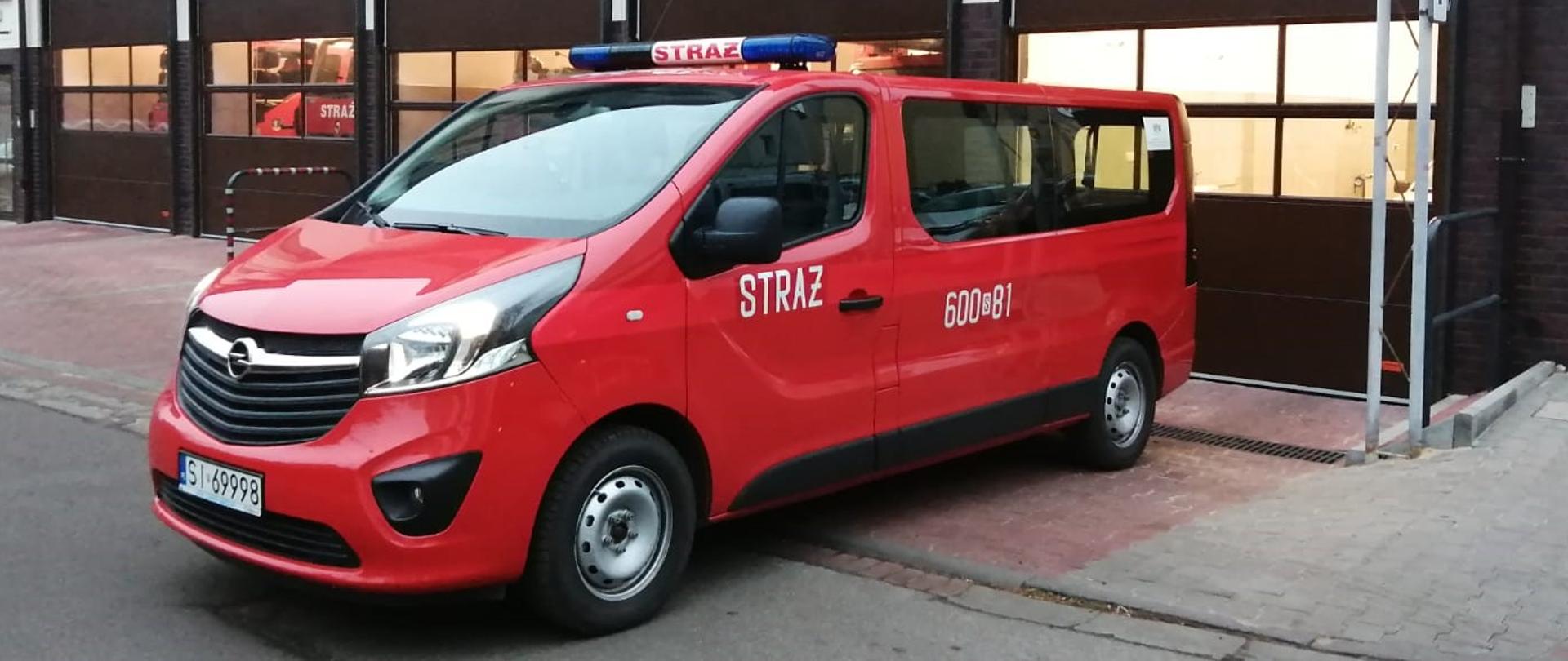 Samochód lekki kwatermistrzowski na tle Jednostki