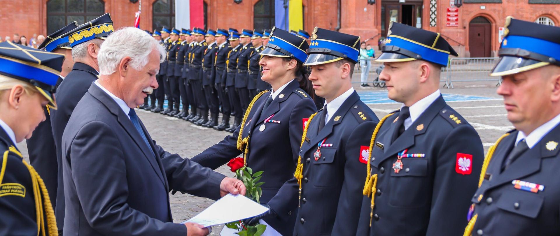 Zdjęcie przedstawia odznaczonych funkcjonariuszy
