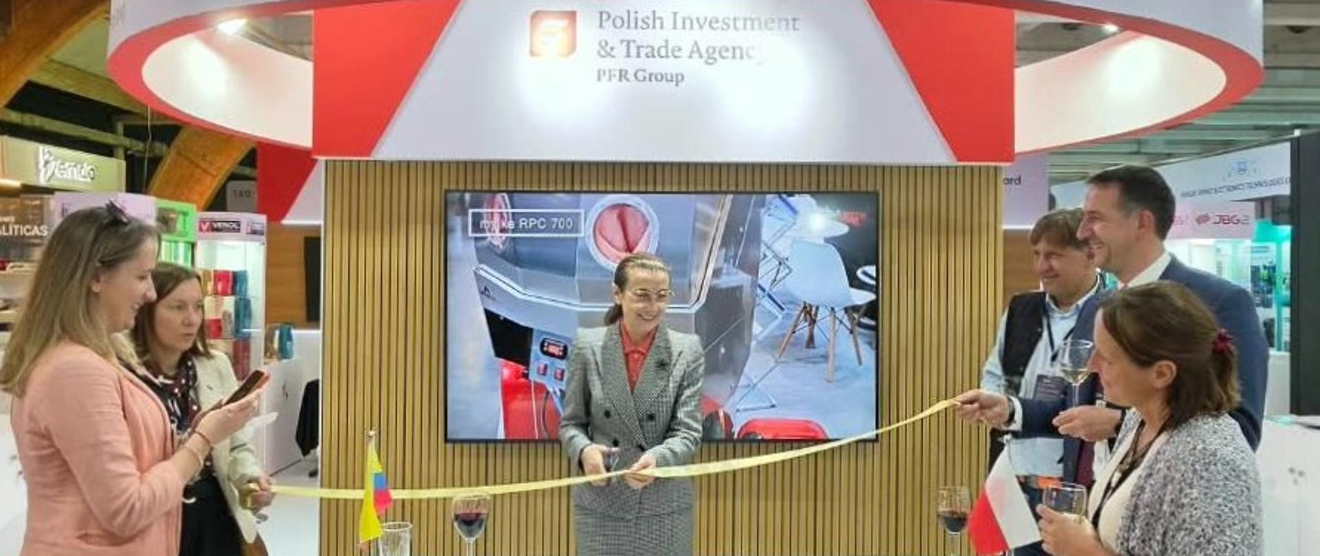 Symboliczne przecięcie wstęgi podczas uroczystości otwarcia polskiego stoiska na Międzynarodowych Targach Przemysłowych FIB w Bogocie