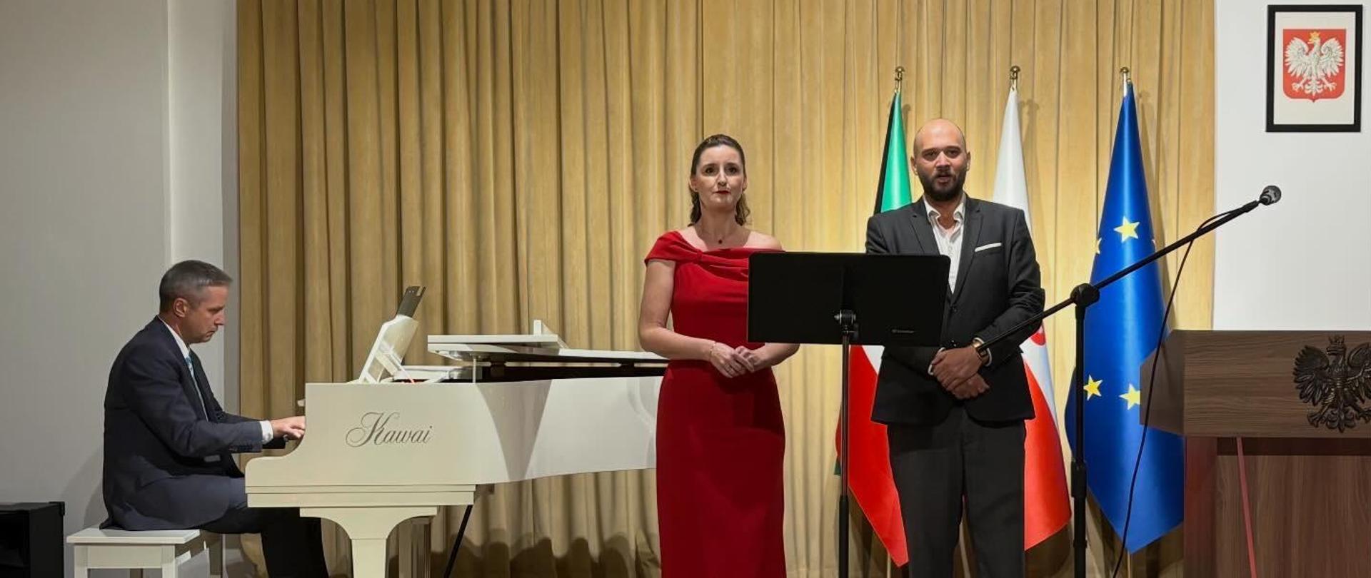 Artyści na scenie śpiewają i grają na fortepianie