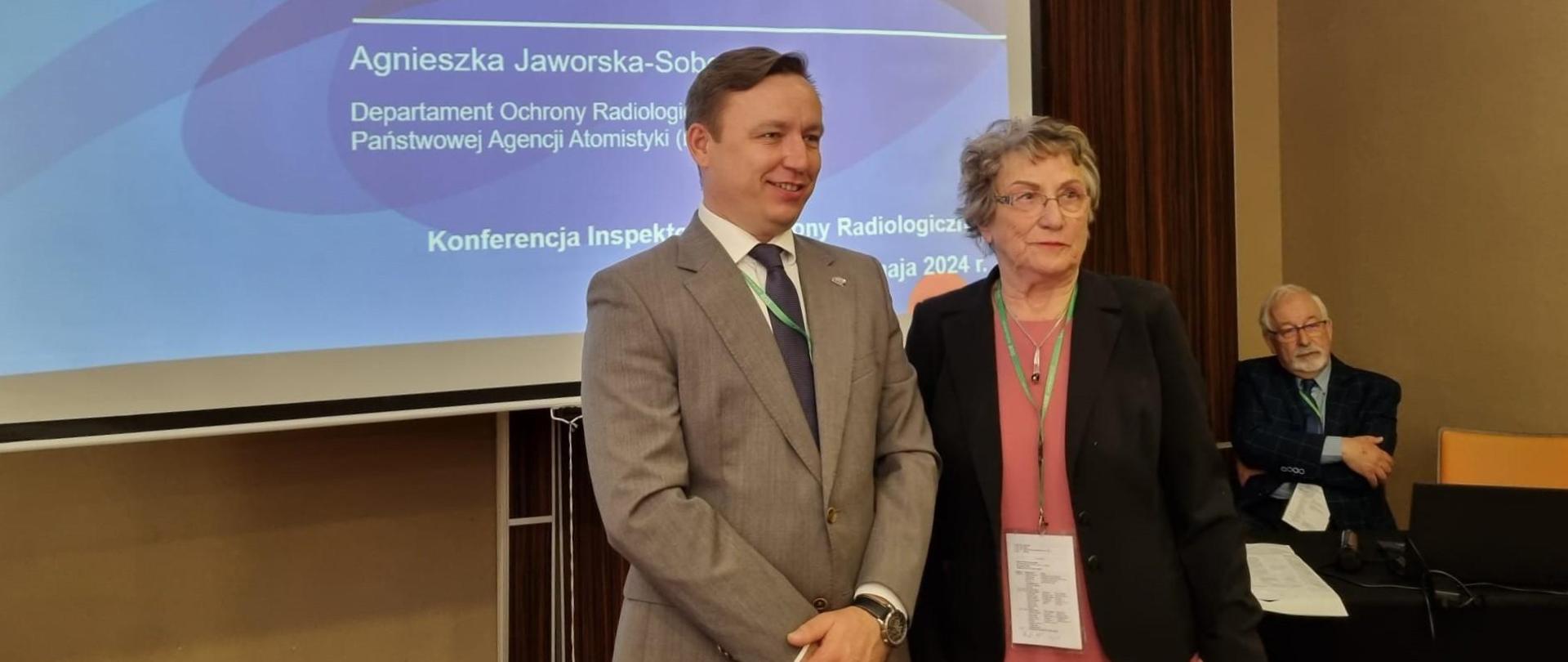 Andrzej Głowacki Prezes Państwowej Agencji Atomistyki, Maria Kubicka Prezes Stowarzyszenia Inspektorów Ochrony Radiologicznej podczas Konferencji SIOR