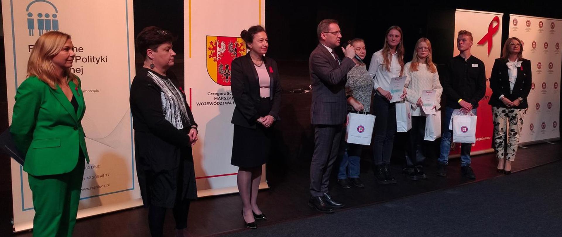 Na zdjęciu widać finalistów olimpiady wiedzy o Hiv Aids