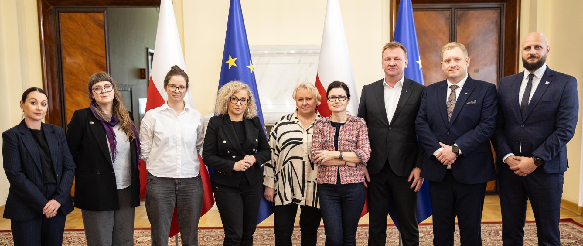 Ministra ds. Równości Katarzyna Kotula wspólnie z przedstawicielami Departamentu ds. Równego Traktowania, Krajowego Centrum Monitorowania Ratownictwa Medycznego oraz Ministerstwa Zdrowia