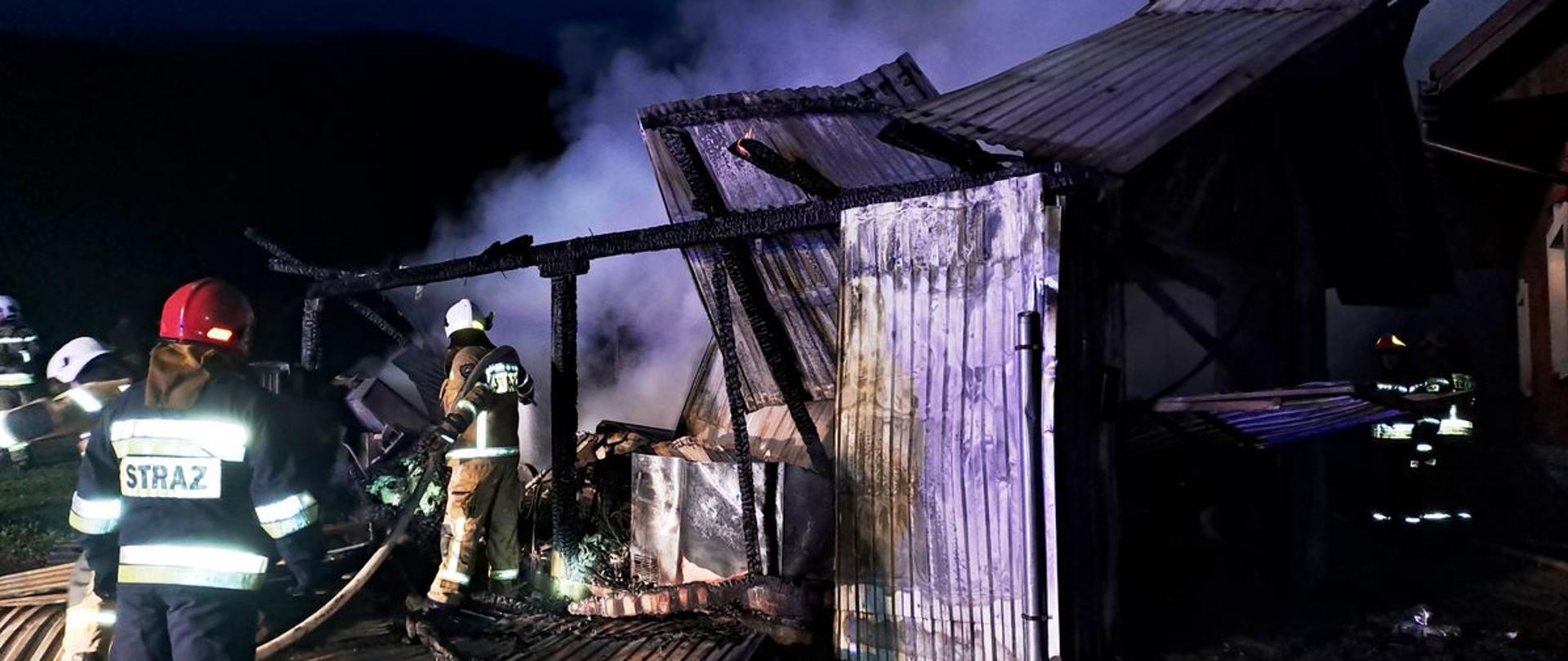 Strażacy gaszą pożar garażu