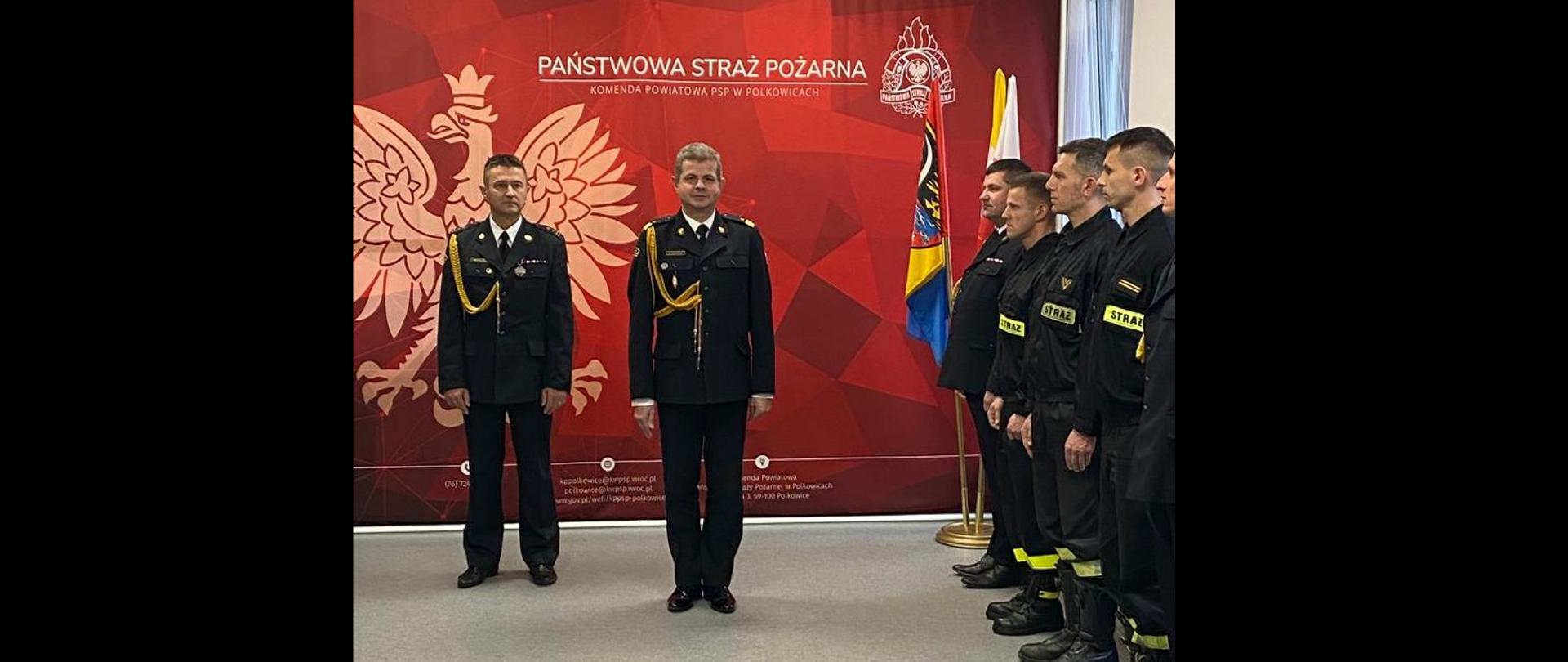 Zdjęcie Przedstawia Dolnośląskiego komendanta Wojewódzkiego PSP we Wrocławiu oraz Komendanta Powiatowego PSP w Polkowicach na tle logo PSP