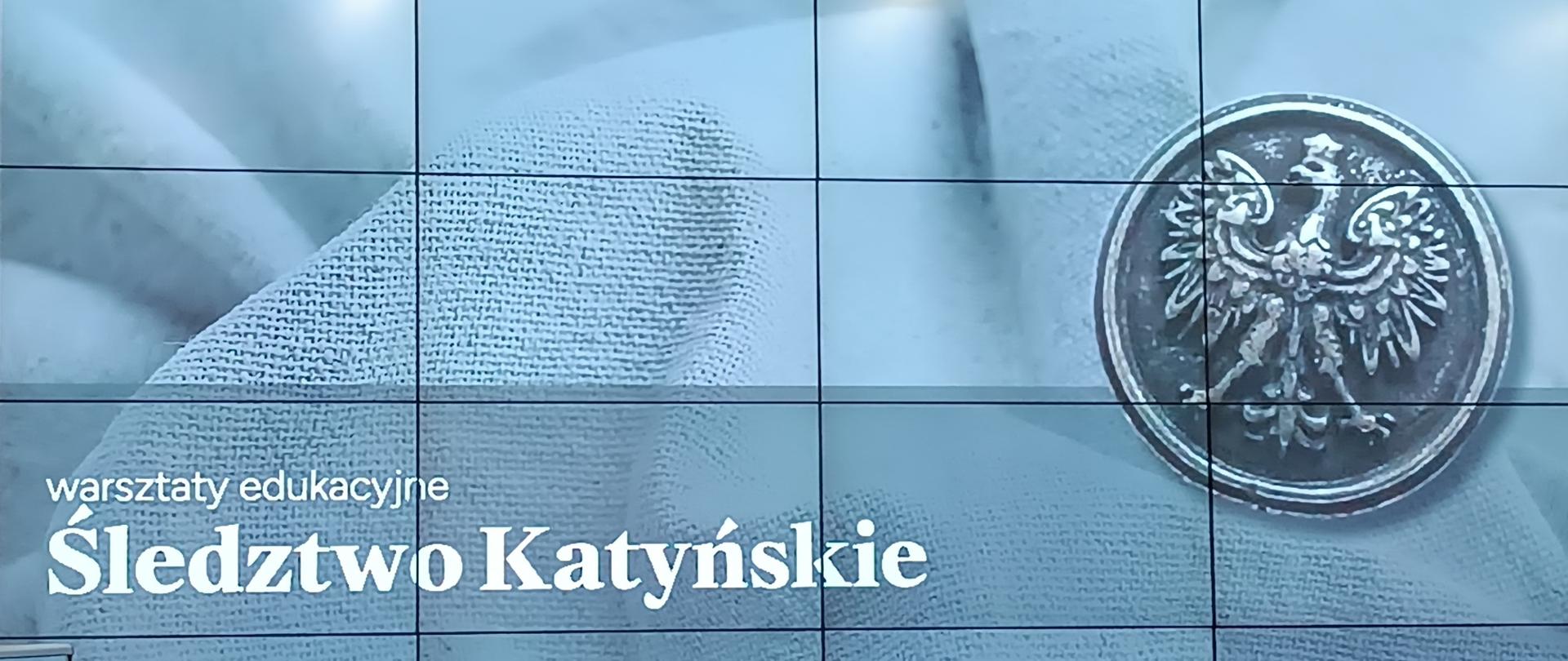 Ekran z prezentacją na której jest biały napis "warsztaty edukacyjne Śledztwo Katyńskie". Tło to powiększony fragment materiału z guzikiem wojskowym przedstawiającym orła. W prawym dolnym rogu znajduje się logo Instytutu Pamięci Narodowej oraz napis "INSTYTUT PAMIĘCI NARODOWEJ Oddział w Lublinie".