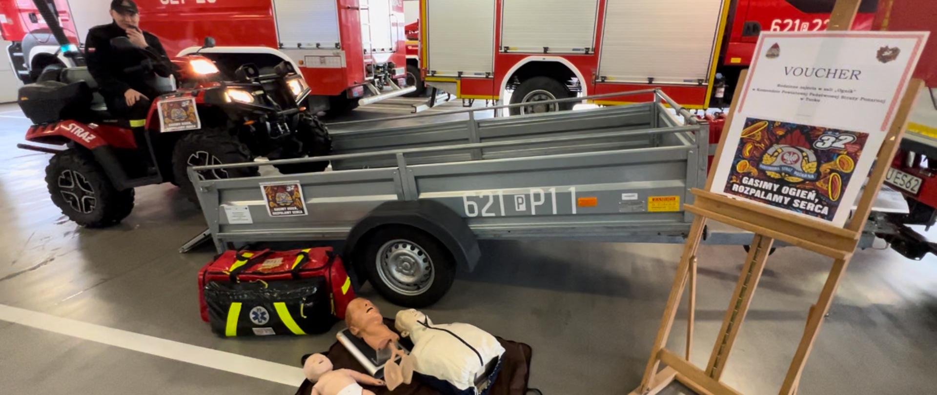 na zdjęciu widnieje Funkcjonariusz PSP podczas przygotowań do WOŚP