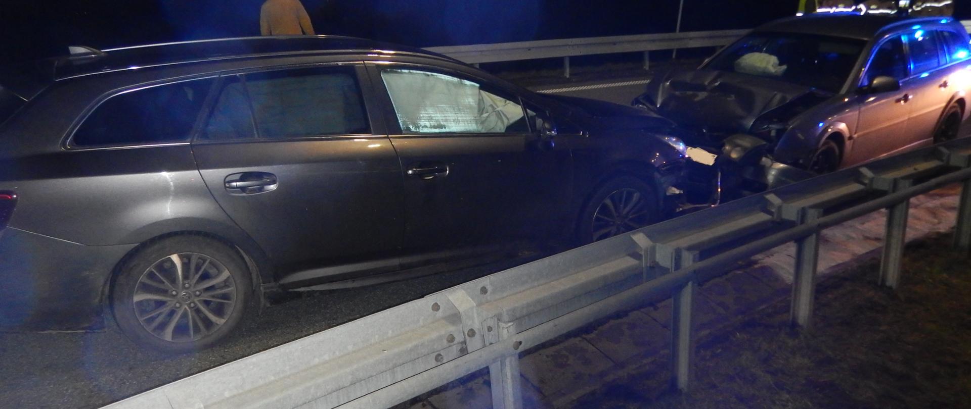 Zdjęcie przedstawia samochody po zdarzeniu.