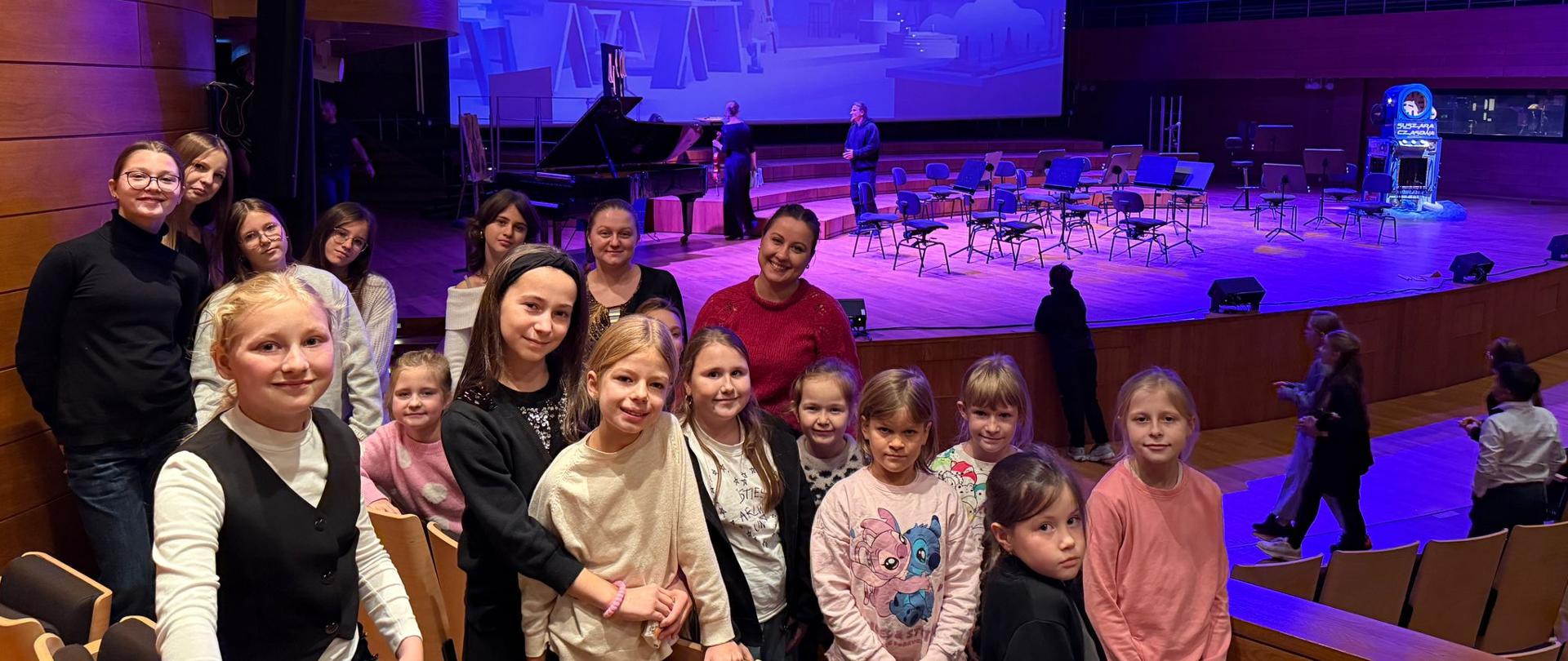 Zdjęcie przedstawiające uczestników wycieczki do Narodowego Forum Muzyki we Wrocławiu, która odbyła się 28 października 2025 roku na koncert po tytułem "Filharmonia dla Młodych - Ich wysokość skrzypce"